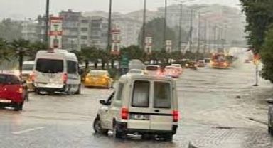 Bursa'da yağış etkili oldu: Yollar göle döndü!