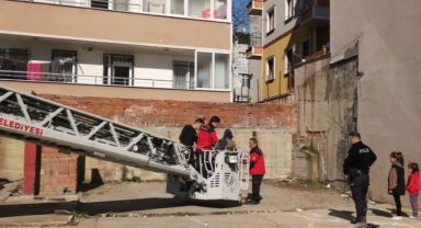 Engelli çocuk evde mahsur kaldı, itfaiye kurtardı