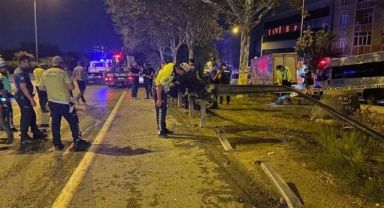 Esenler'de feci kaza bariyerleri aştı ağaca çarptı 5 ölü, 1 ağır yaralı!