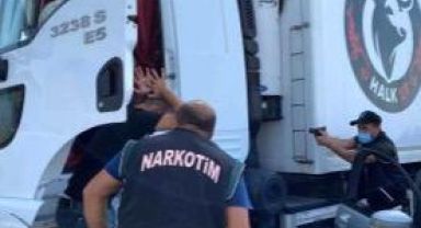 Et taşıyan sürücüye film gibi operasyon! Tırdan çıkanlar şaşkına çevirdi