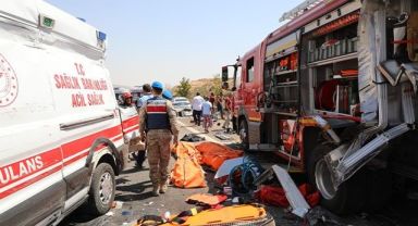 .Gaziantep Nizip yolunda feci kaza! Kazada 2 gazeteci olmak üzere toplam 15 kişi hayatını kaybetti, 22 kişide yaralandı