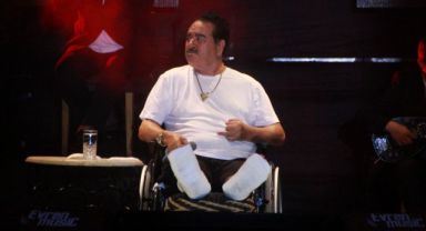 Gündüz ölümden dönen Tatlıses, akşam tekerlekli sandalye ile sahneye çıkıp konser verdi!