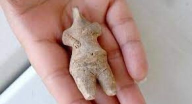 İzmir'deki kazıda 7 bin 800 yıllık kadın heykelciği bulundu