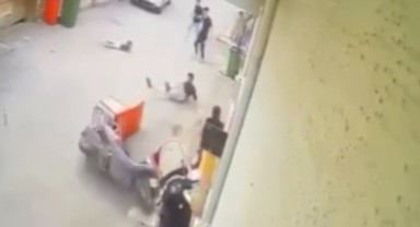 Kahraman moto kurye küçük çocuğa çarpmamak için kendi canını hiçe saydı!