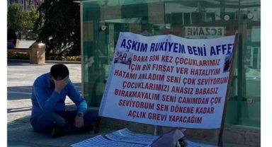 Kırşehir'de kendisini terk eden eşine kent meydanında pankartlı özür