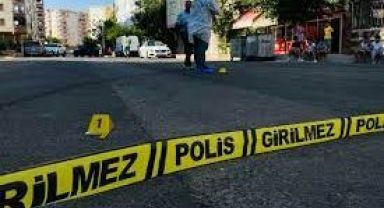 Maskeli şahıslar toptancıya sokak ortasında kurşun yağdırdılar!