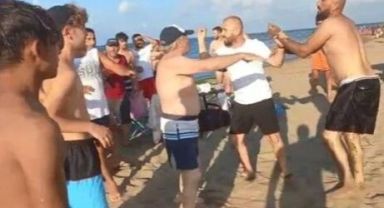 Plajda şortunu indiren şahıslara meydan dayağı