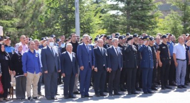 Polis memuru kalbine yenildi!