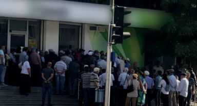 Promosyon almak için bankalara gelenler metrelerce kuyruk oluşturdu!