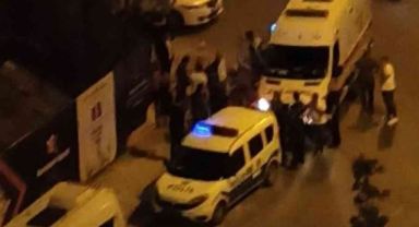 Trafik kazasından sonra taraflar kavgaya tutuştu 2 kişi yaralandı.