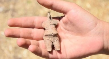 Ulucak Höyüğü’nde 7 Bin 800 Yıllık kadın Figürlü heykel Bulundu