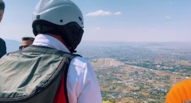 Vali Gökmen Çiçek, yamaç paraşütüyle atlayış yaptı