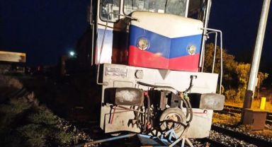 Yük treni hemzemin geçitte eşek arabasına çarptı: 1 ağır yaralı!