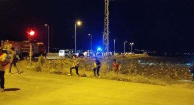Işıkta bekleyen minibüse çarpan araç tarlaya uçtu: 2 yaralı!