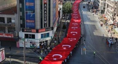 İzmir'de zafer coşkusu! Dev bayrak açıldı.