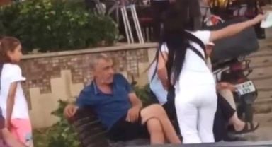 Öfkeli kadın, bir erkeği herkesin içinde defalarca tokatladı