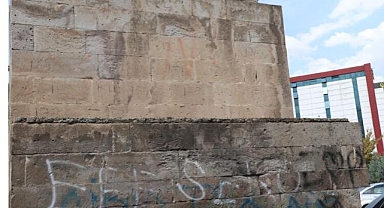 OSMANLI ESERİ TARİHİ ÇEŞMEYE SPREY BOYALARLA ZARAR VERİLDİ