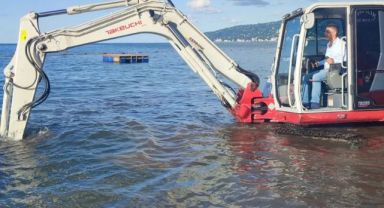 Rize'de 120 bin liralık kolyesini denize düşüren turist, 20 bin liraya iş makinası kiraladı.