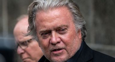 Trump'ın eski danışmanı Steve Bannon New York'ta teslim oldu