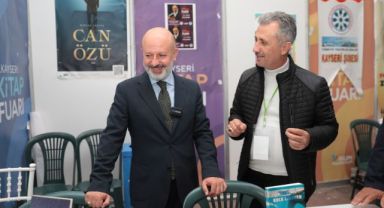 Başkan Çolak Bayrakdar, kitap fuarında şiir okudu