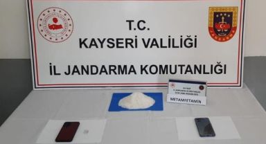 Belinde poşetle uyuşturucu taşıyan zehir taciri jandarmadan kaçamadı