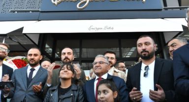 Büyükkılıç, Yeni Alışveriş Merkezi'ni Gezdi, Esnaf ve Vatandaşla Buluştu