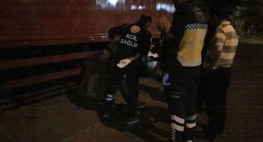 Kabloyla camdan çıkmaya çalışırken kaldırıma düştü