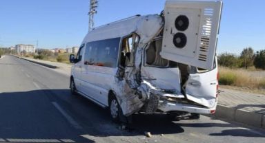 Kamyon ile minibüs çarpıştı: 11 yaralı