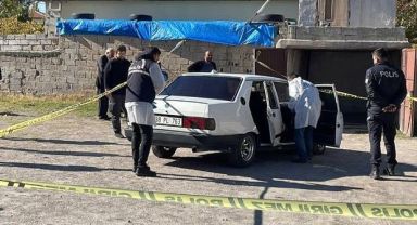 Kayseri'de, Savaş Ve Neşe Otomobilde Ölü Bulundu
