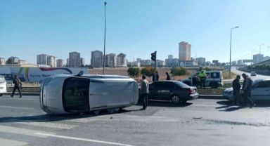 Otomobille çarpışan hafif ticari araç yan yattı: 1 yaralı