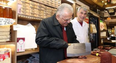 Başkan Büyükkılıç, Pastırma Doğrayarak Hünerlerini Sergiledi