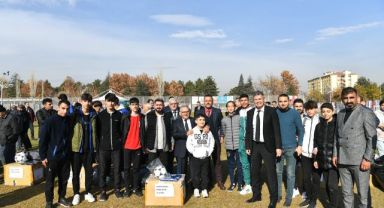 Başkan Büyükkılıç'tan Amatör Spor Kulüplerine 1 Milyon TL'lik Malzeme Desteği