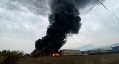 Denizli'de büyük yangın! Kimya fabrikası yanıyor dumanlar kentin birçok yerinden görülüyor