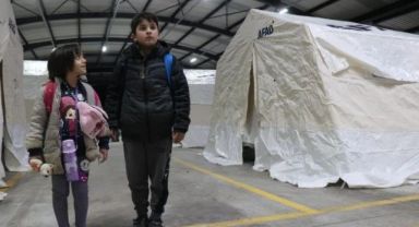 Depremzedeler için çadır kentler kuruldu, vatandaşlar ilk geceyi çadırlarda geçirecek!