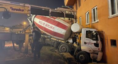 Freni boşalan beton mikseri binaya girdi