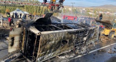 Freni patlayan yolcu otobüsü 2 kamyona çarptı: 7 ölü, 8 yaralı