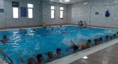 İLKLERE İMZA ATAN BÜYÜKŞEHİR, 10 AYDA 60 BİN KİŞİYE YÜZME KURSU VERDİ