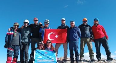 Kayseri'de dağcılar 3 bin 478 metre yükseklikte şehitler için dua etti