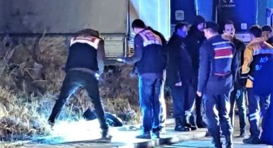 Saçından sürüklediği karısını başını keserek öldürdü