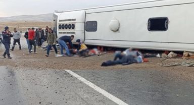 Sivas'ta göçmenleri taşıyan yolcu otobüsü devrildi; 3 ölü, 27 yaralı