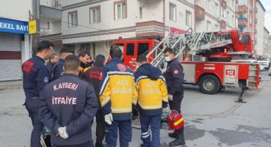 Yaşlı kadın, balkonda iple asılmış halde bulundu