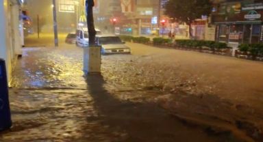 Antalya'da sağanak: Evleri su bastı, araçlar zarar gördü
