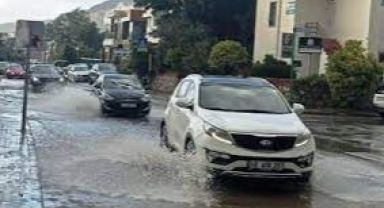 Bodrum'a 15 dakika sağanak yetti de arttı! Her yeri su bastı...