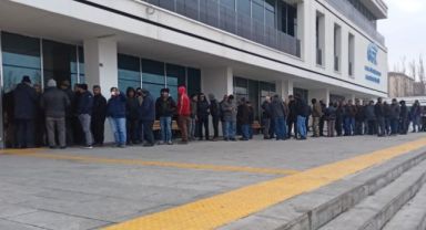 EYT'liler SGK binası önünde kuyruk oluşturdu