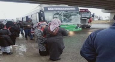 Kamyon İle Otobüs Çarpıştı: 2 Yaralı