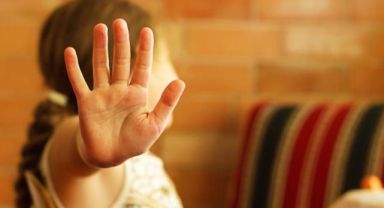 Kayseri'de 5 yaşındaki kız çocuğunu kucağına alıp boyundan öpen bina görevlisi,