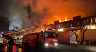 Kayseri'de çelik kapı fabrikasındaki yangını söndürme çalışmaları sürüyor!