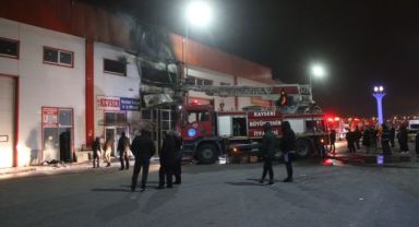 Kayseri'de mobilya imalathanesi yangında küle döndü