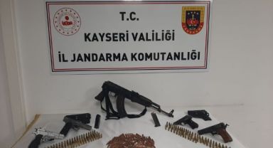 Kayseri İl Jandarma Komutanlığınca yapılan aramada bir çok tabanca ve silah ele geçirilmiştir.