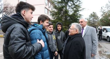 Öğrenci Dostu Başkan, Gençlerle Kucaklaştı